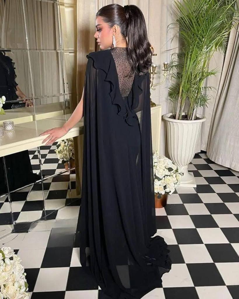 فستان مسائي طويل بأكمام مفتوحة