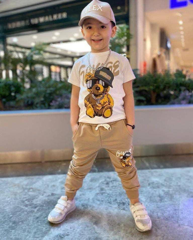 جموعة أطفال أنيقة تتكون من قميص أبيض مع طبعة دب