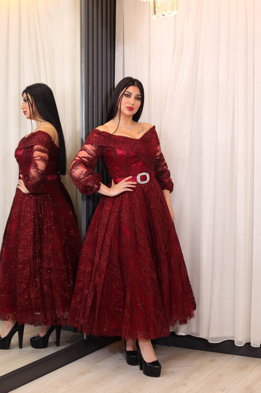 فستان سهرة أحمر بتفاصيل من الدانتيل