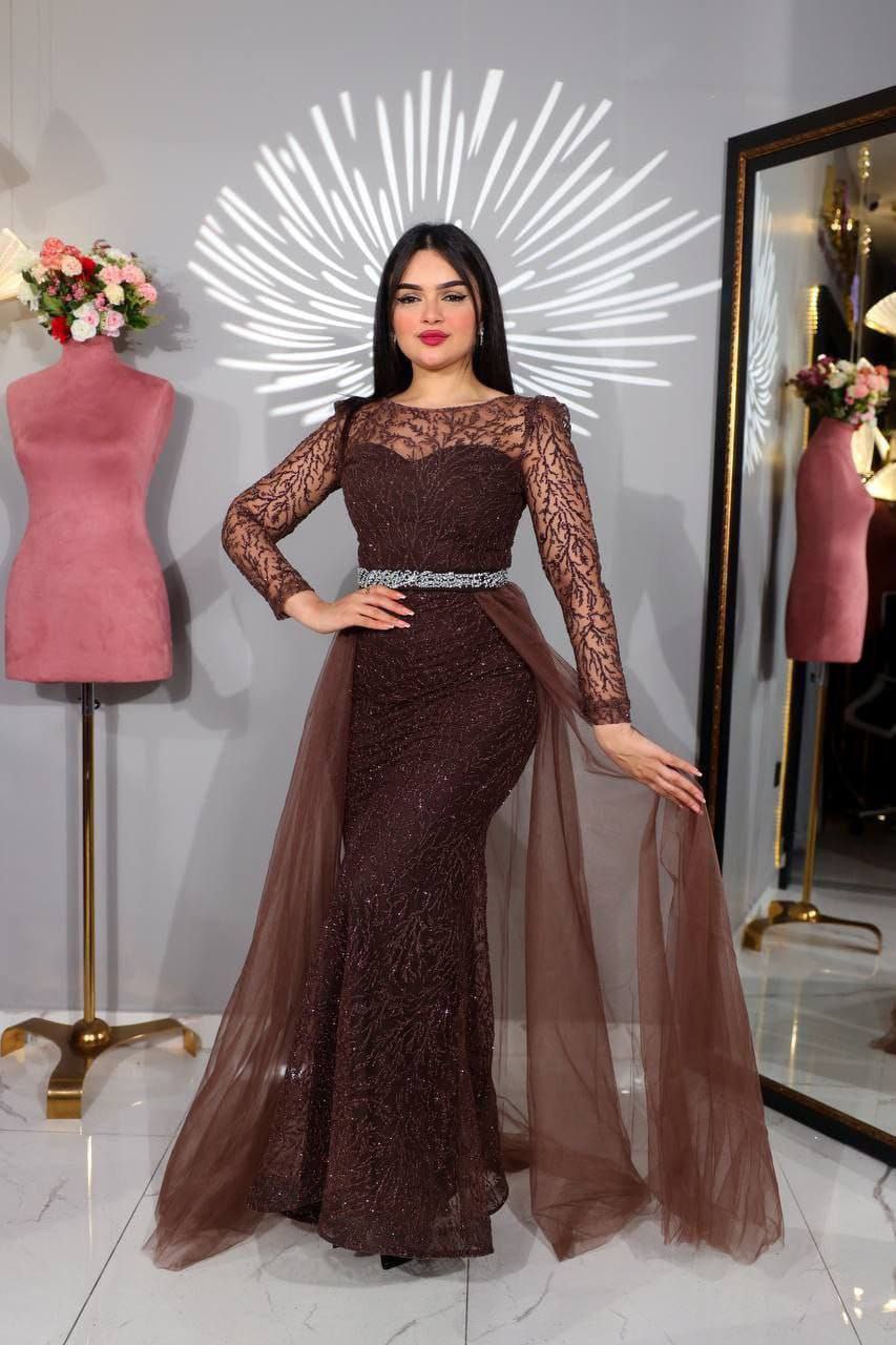 فستان سهرة بني رائع مزين بالدانتيل وحزام.