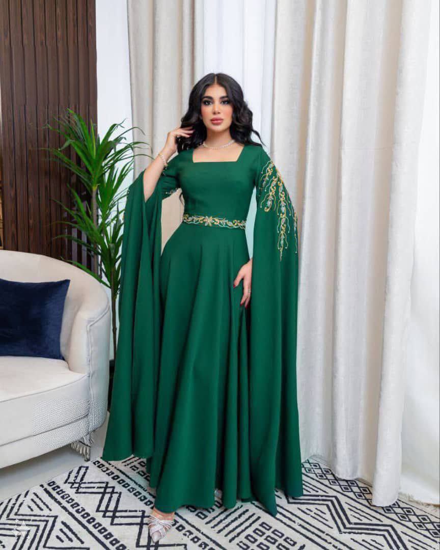 فستان سهرة أنيق بأكمام مزينة بالتطريز