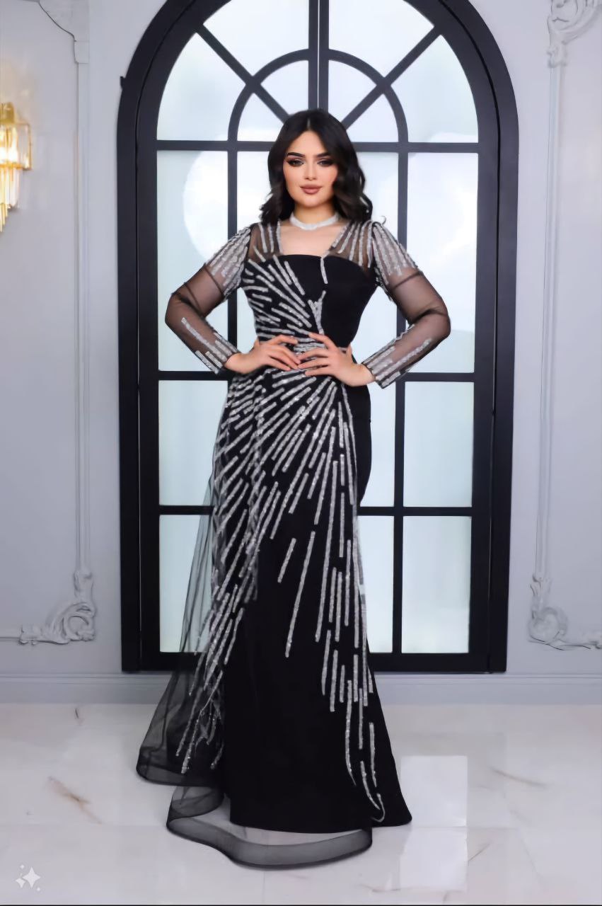 فستان سهرة أنيق مزين بالتفاصيل الفضية