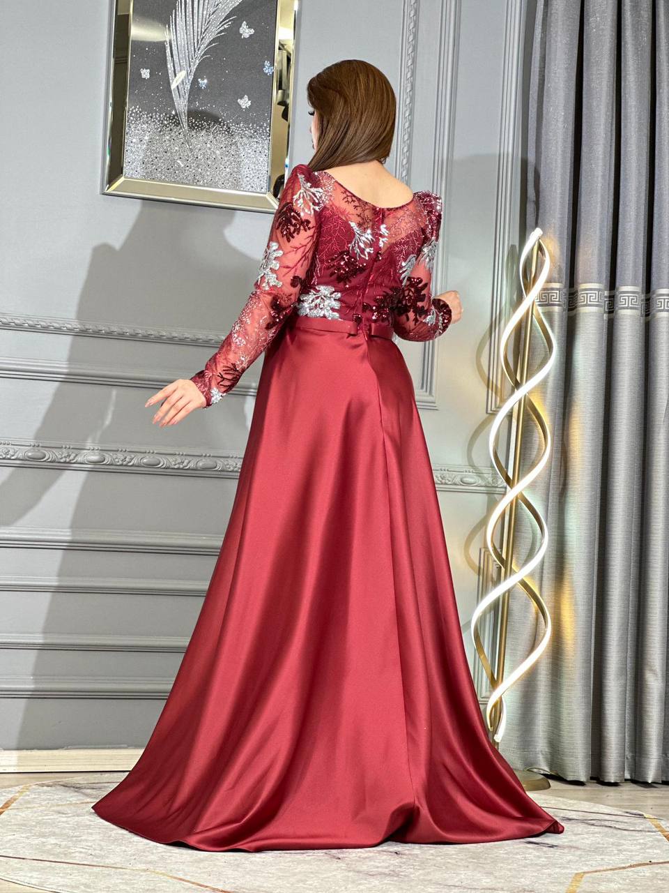 فستان سهرة مزخرف ومزين بالدانتيل