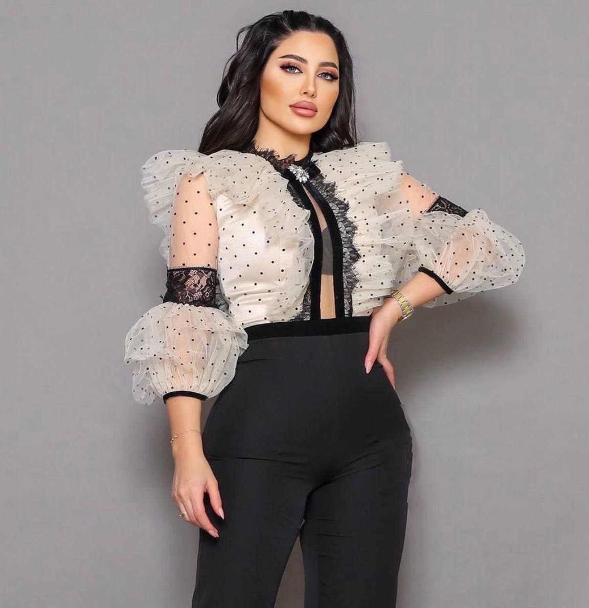 بلوزة مكشكشة بأكمام طويلة