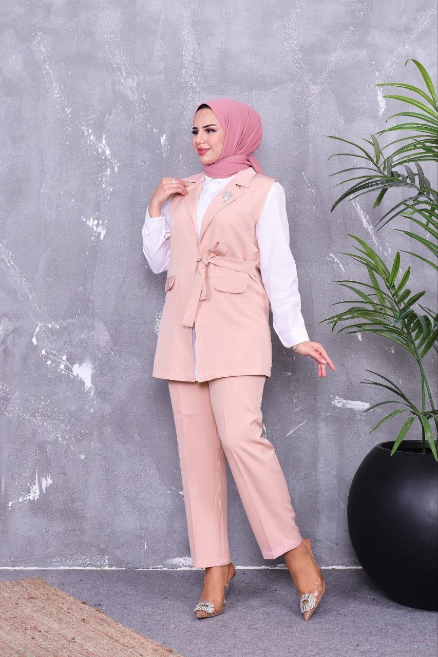 طقم أنيق باللون الوردي يتضمن سترة وسروال