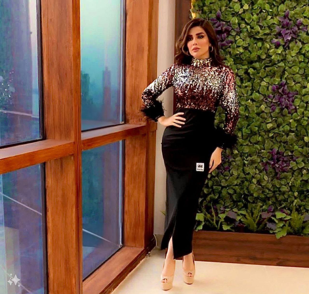 فستان سهرة أسود مزين بالترتر مع أكمام مغطاة بالريش