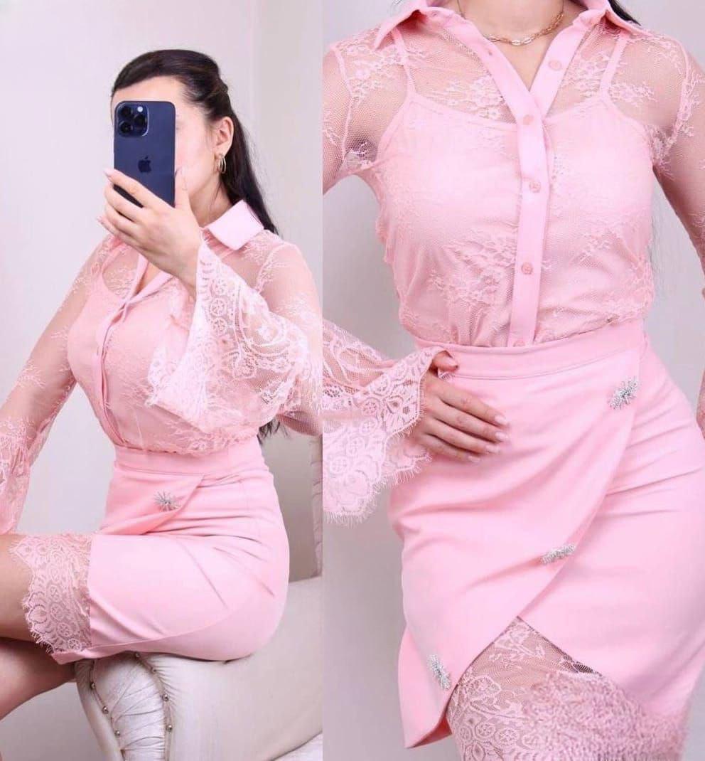 بلوزة بيضاء وتنورة مع تفاصيل اللؤلؤ