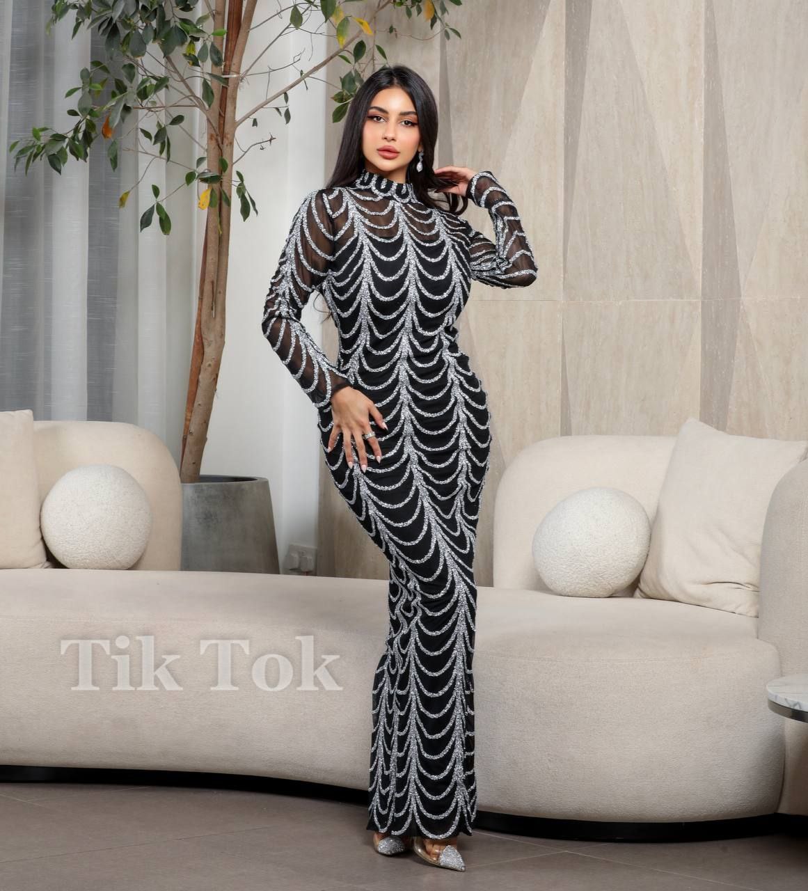 فستان سهرة مزخرف بالتطريز