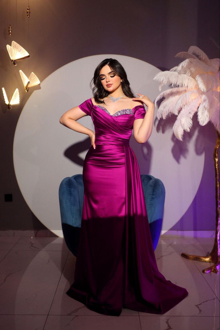 فستان مسائي أنيق مع تفاصيل كريستالية