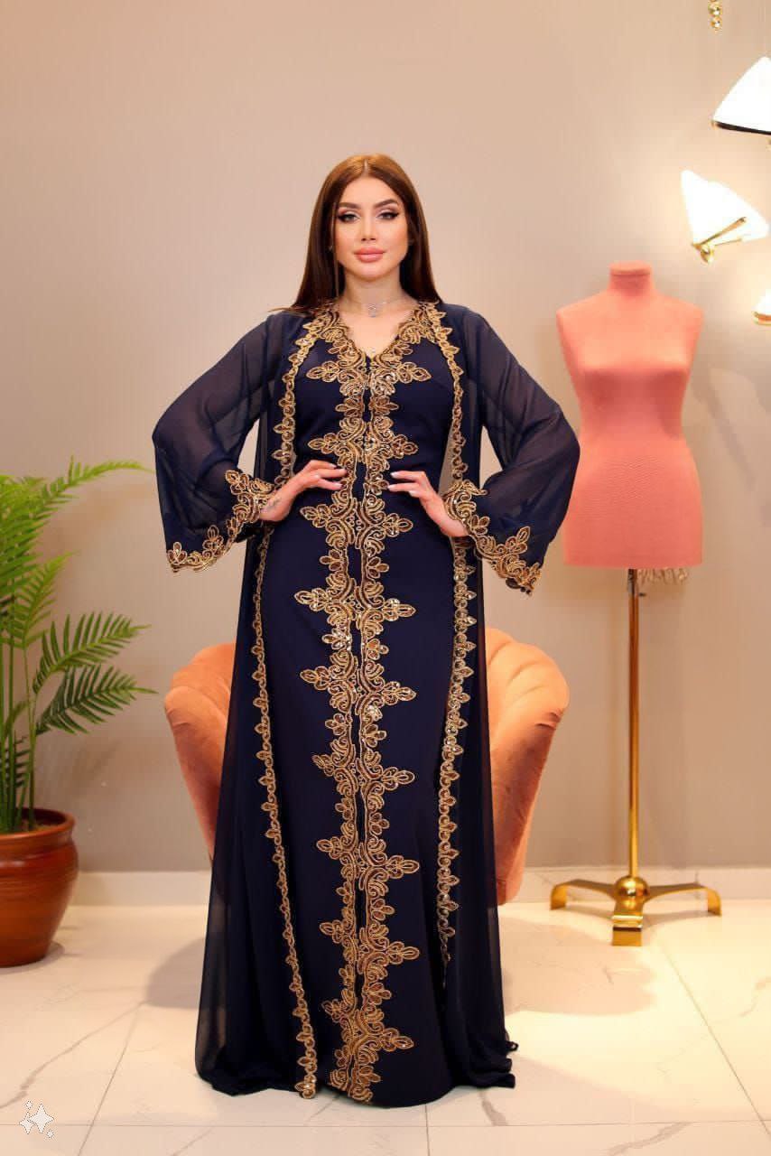 عباية باللون الأزرق الداكن مزينة بتطريز ذهبي.
