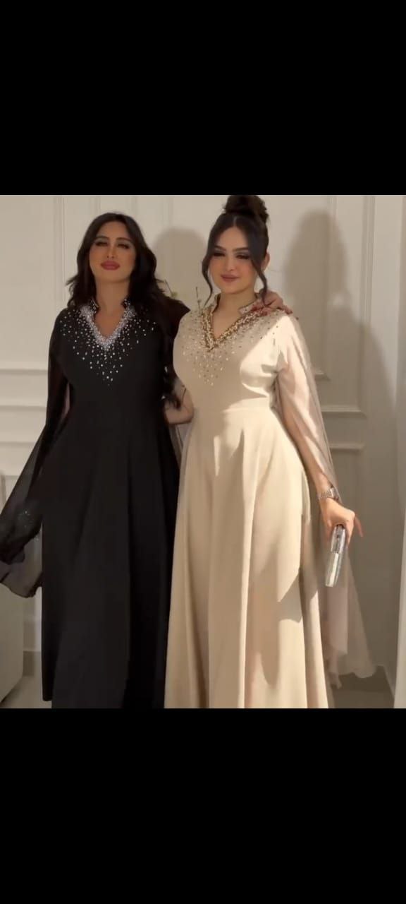 فساتين سهرة بتفاصيل مزخرفة عند الياقة