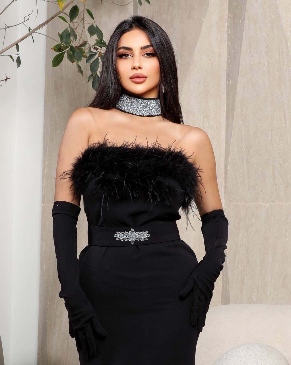 فستان سهرة مزين بالريشة السوداء