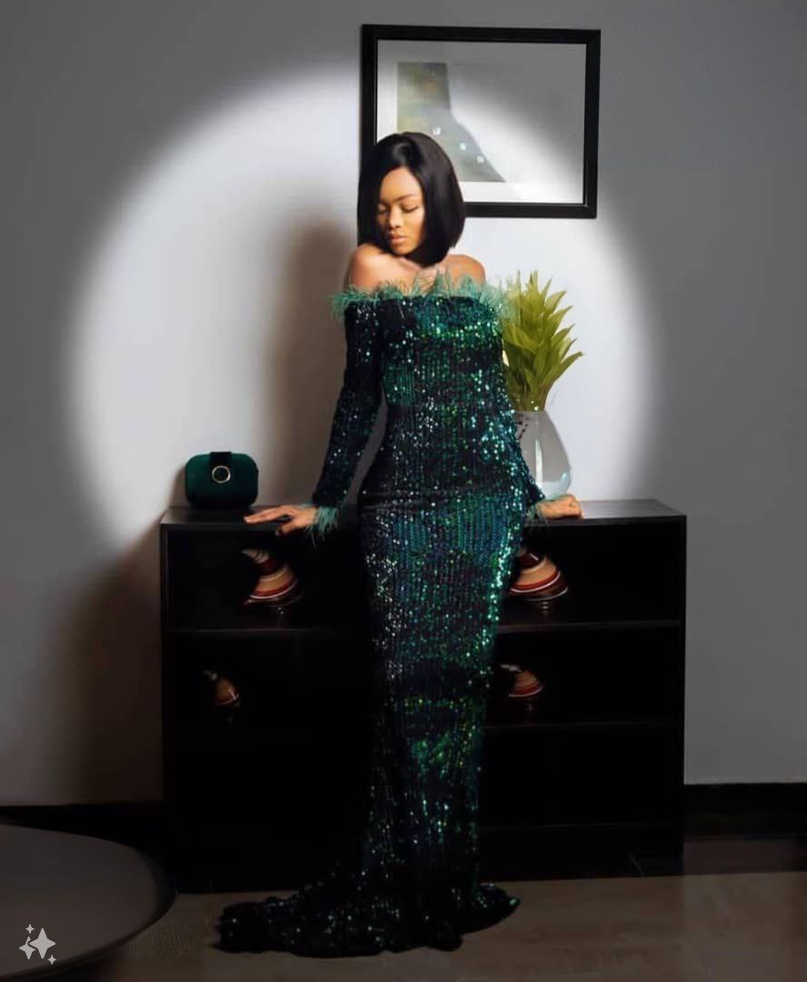 فستان سهرة أخضر بترتر مكشوف الأكتاف