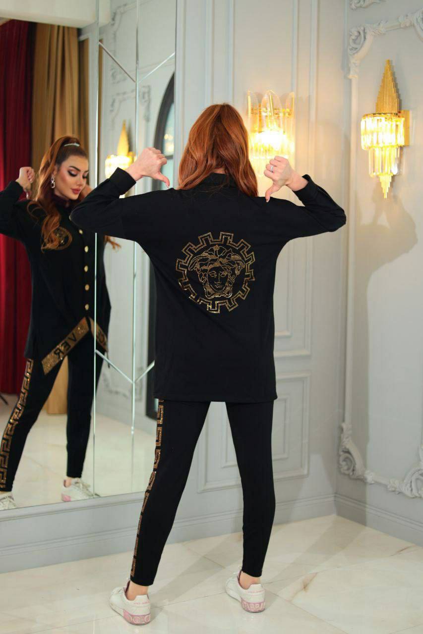 بدلة رياضية سوداء مزينة بالتطريز