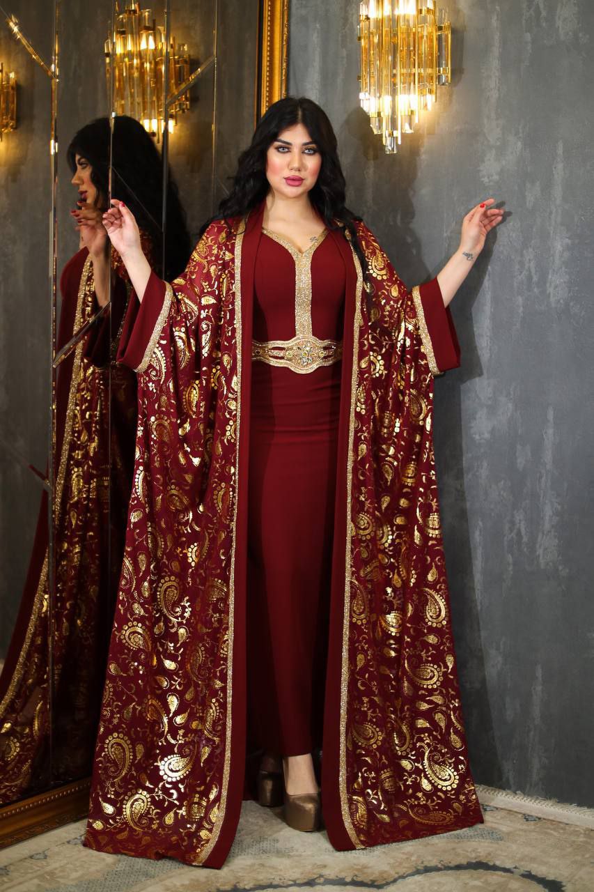 فستان سهرة بورغندي مع عباءة مطرزة بالذهب