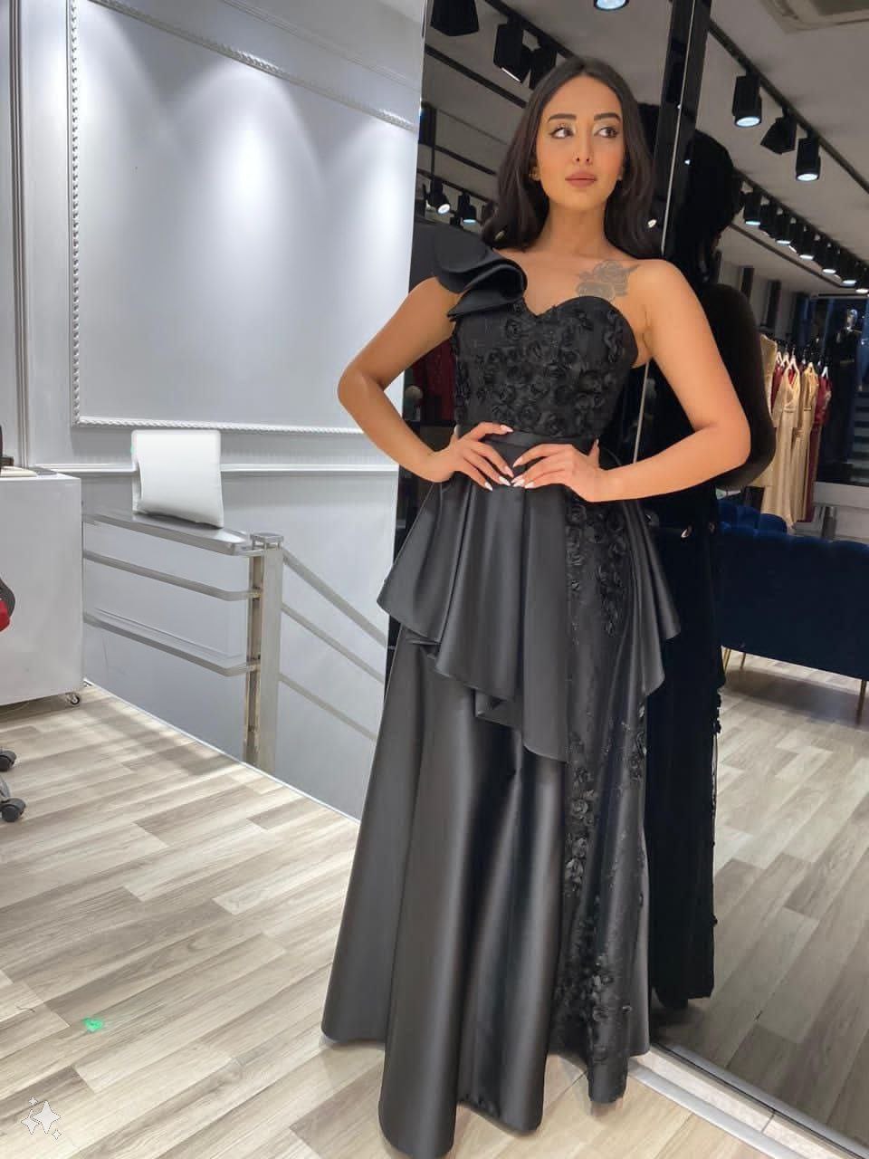 فستان سهرة غير متساوي الجوانب مع تطريز زهور.