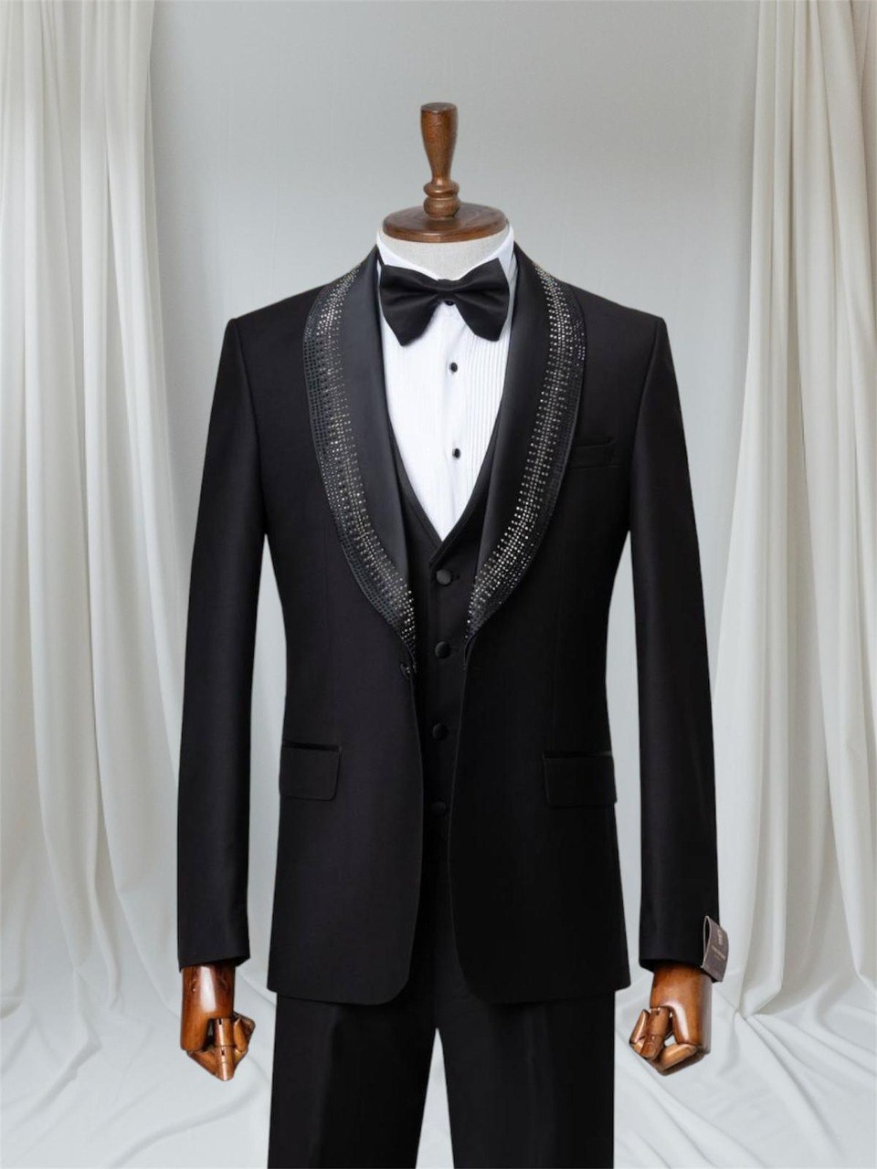 بدلة توكسيدو سوداء أنيقة