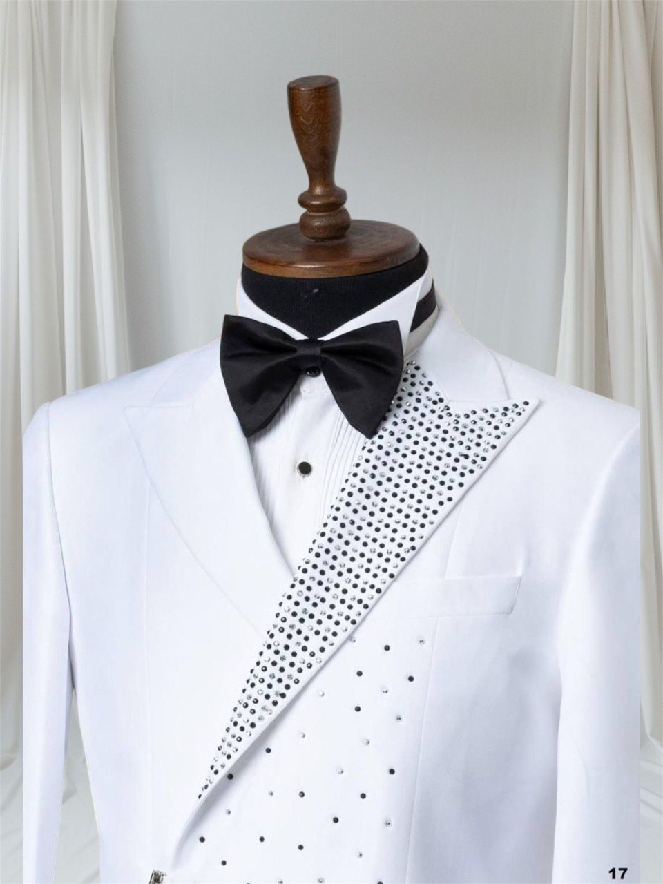 توكسيدو مع ياقة مزينة