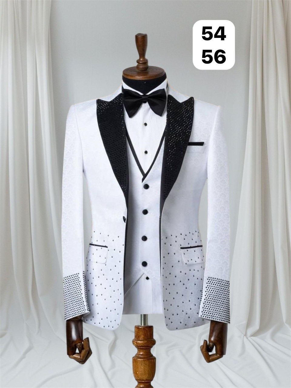 بدلة توكسيدو بيضاء أنيقة