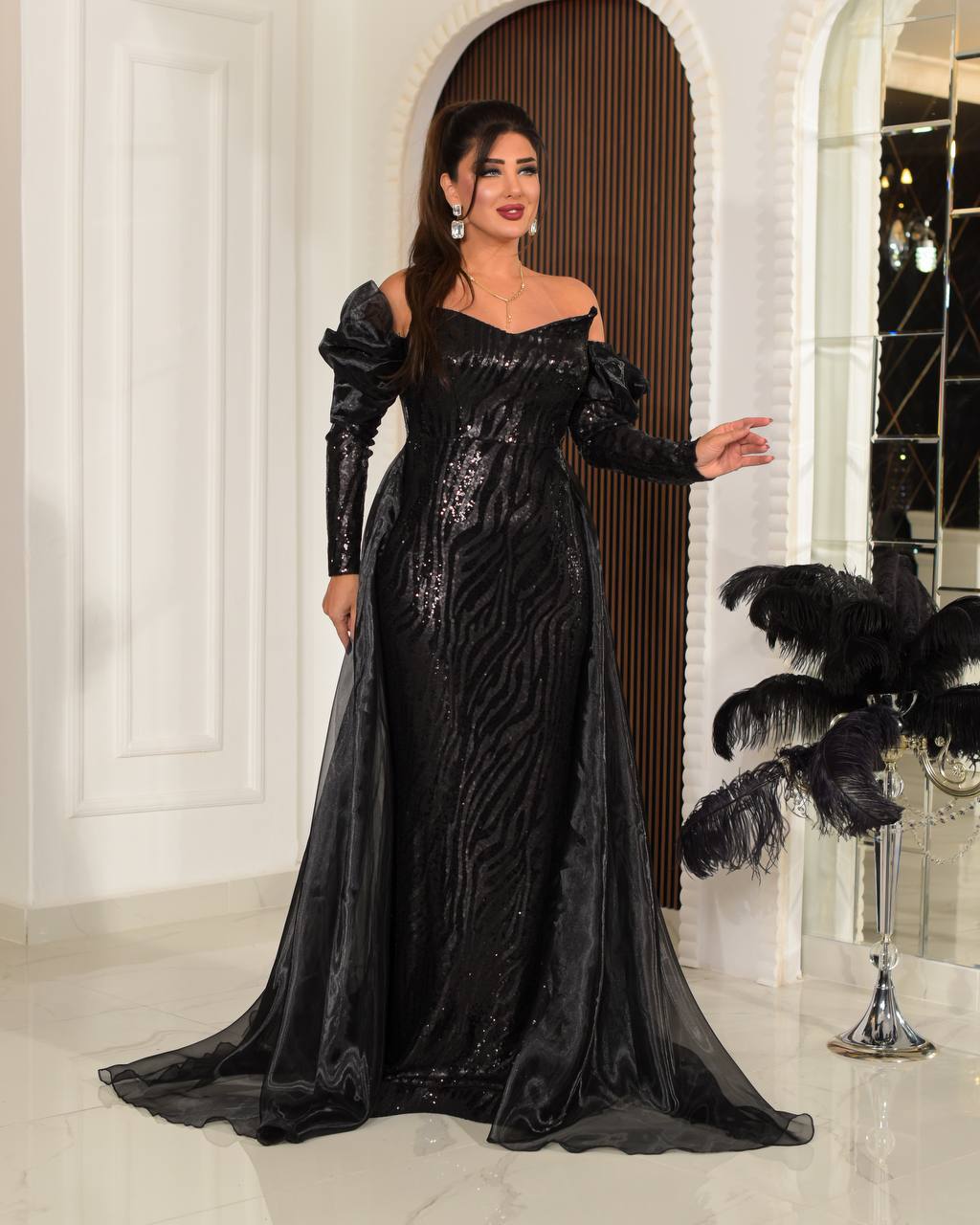 فستان سهرة براق بكتف مكشوف،