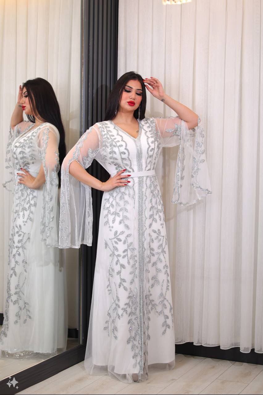 عباءة سهرة بيضاء مطرزة بالفضة