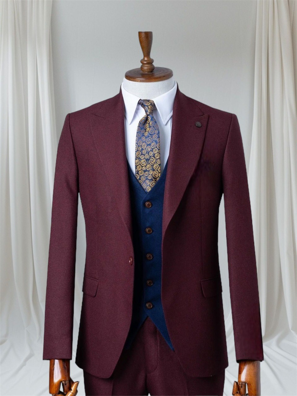 بدلة ثلاثية القطع