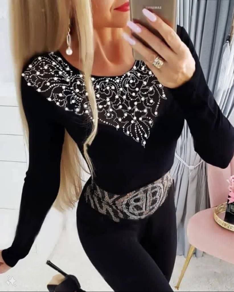 بلوزة نسائي أسود مزين بتفاصيل مميزة