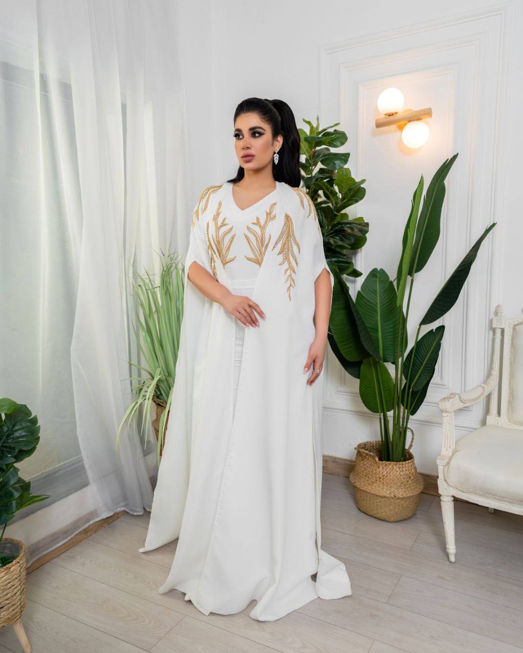 عباية نسائية مزخرفة بالذهب