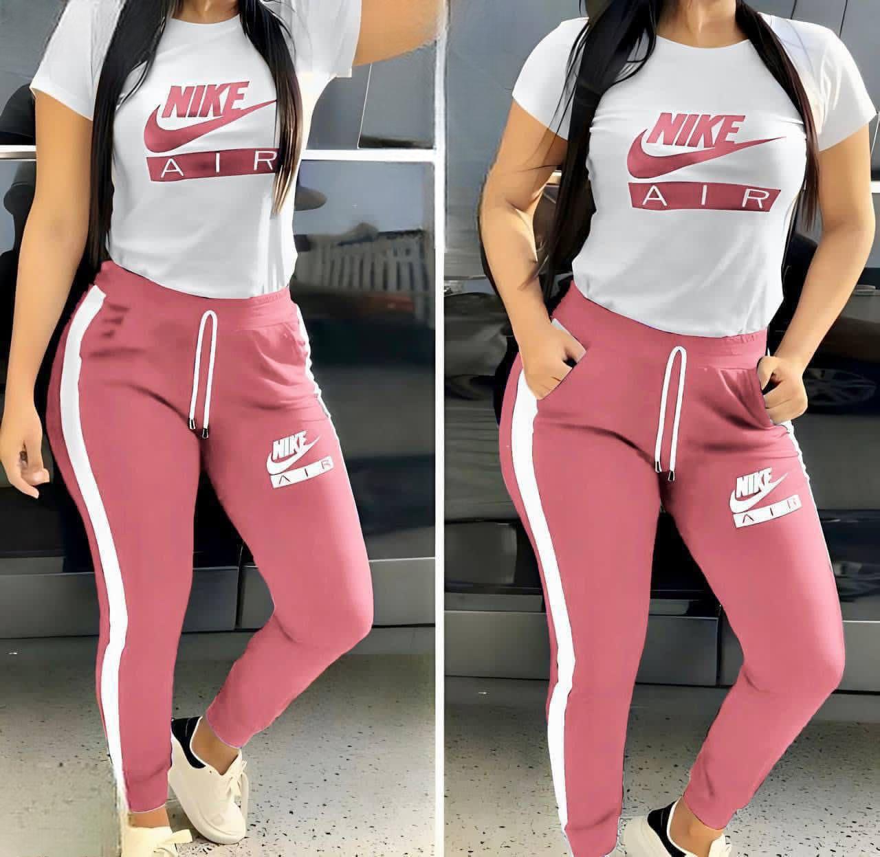 طقم رياضي نسائي من Nike Air