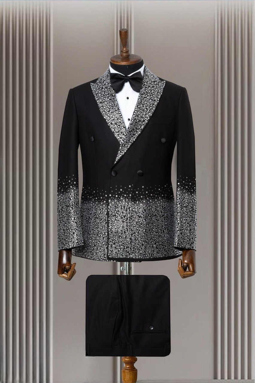 بدلة توكسيدو مزدوجة الصدر مع تطريزات كريستالية