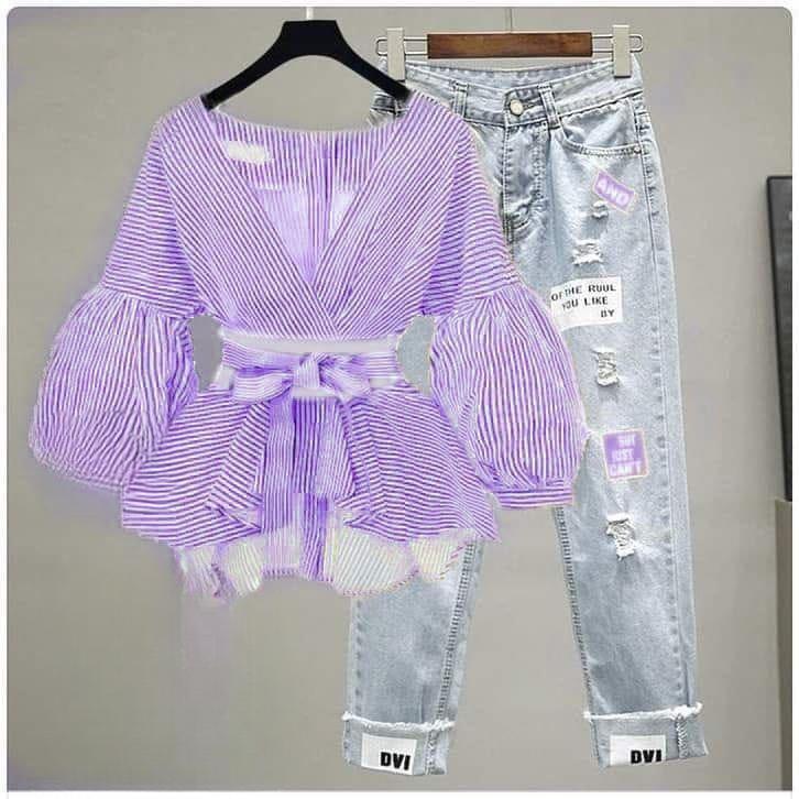 بلوزة مخططة مع مجموعة جينز ممزقة