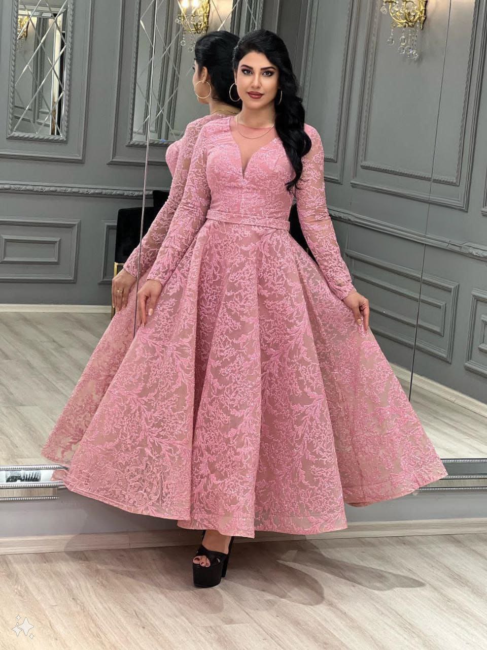 فستان مسائي أنيق باللون الوردي مع تفاصيل من الدانتيل