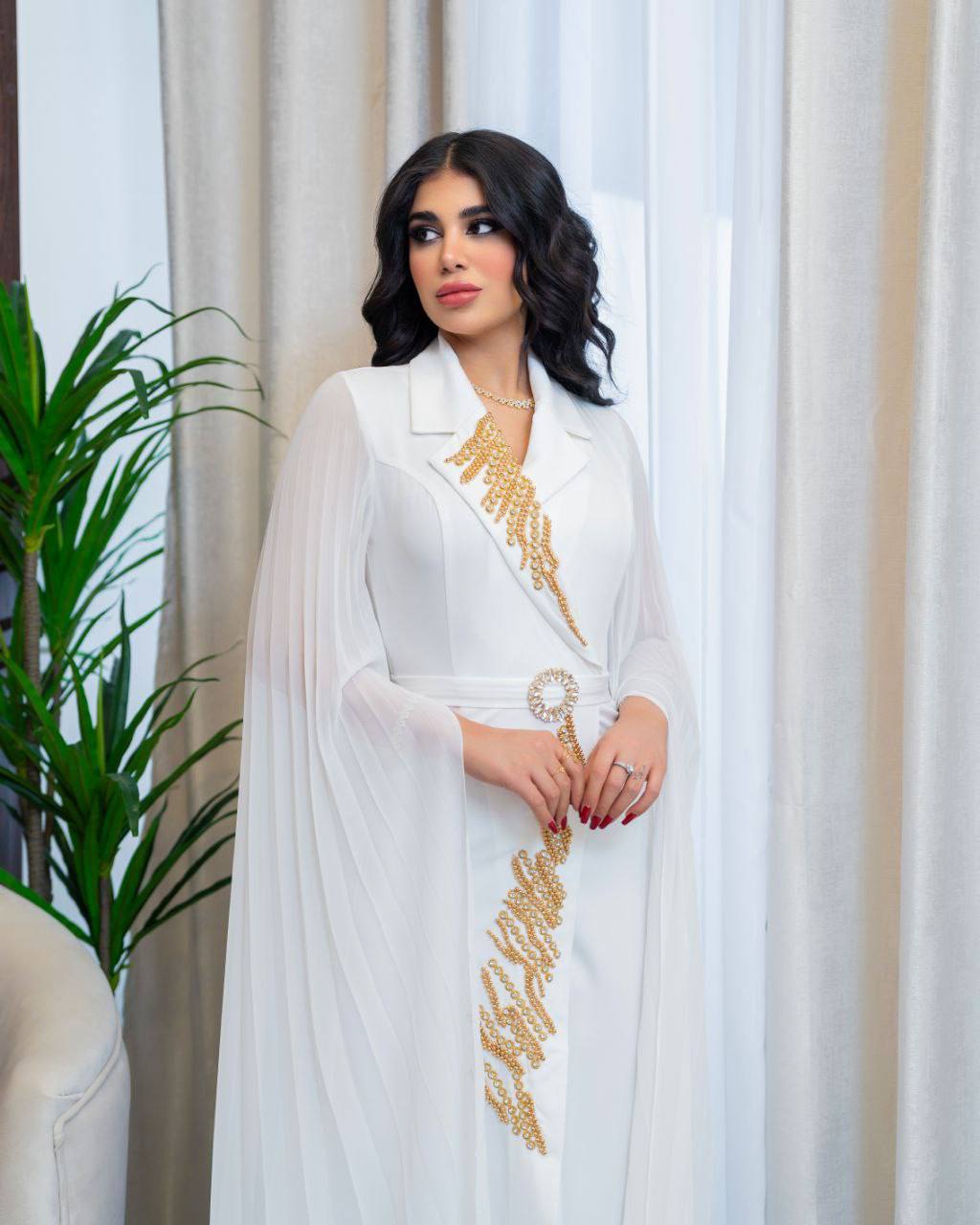 فستان سهرة بتطريز ذهبي