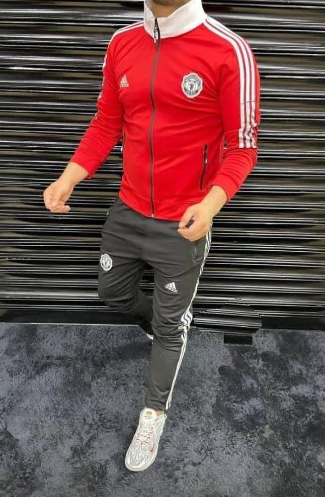 بدلة رياضية من أديداس باللونين الأحمر والأسود مع شعار ريال مدريد