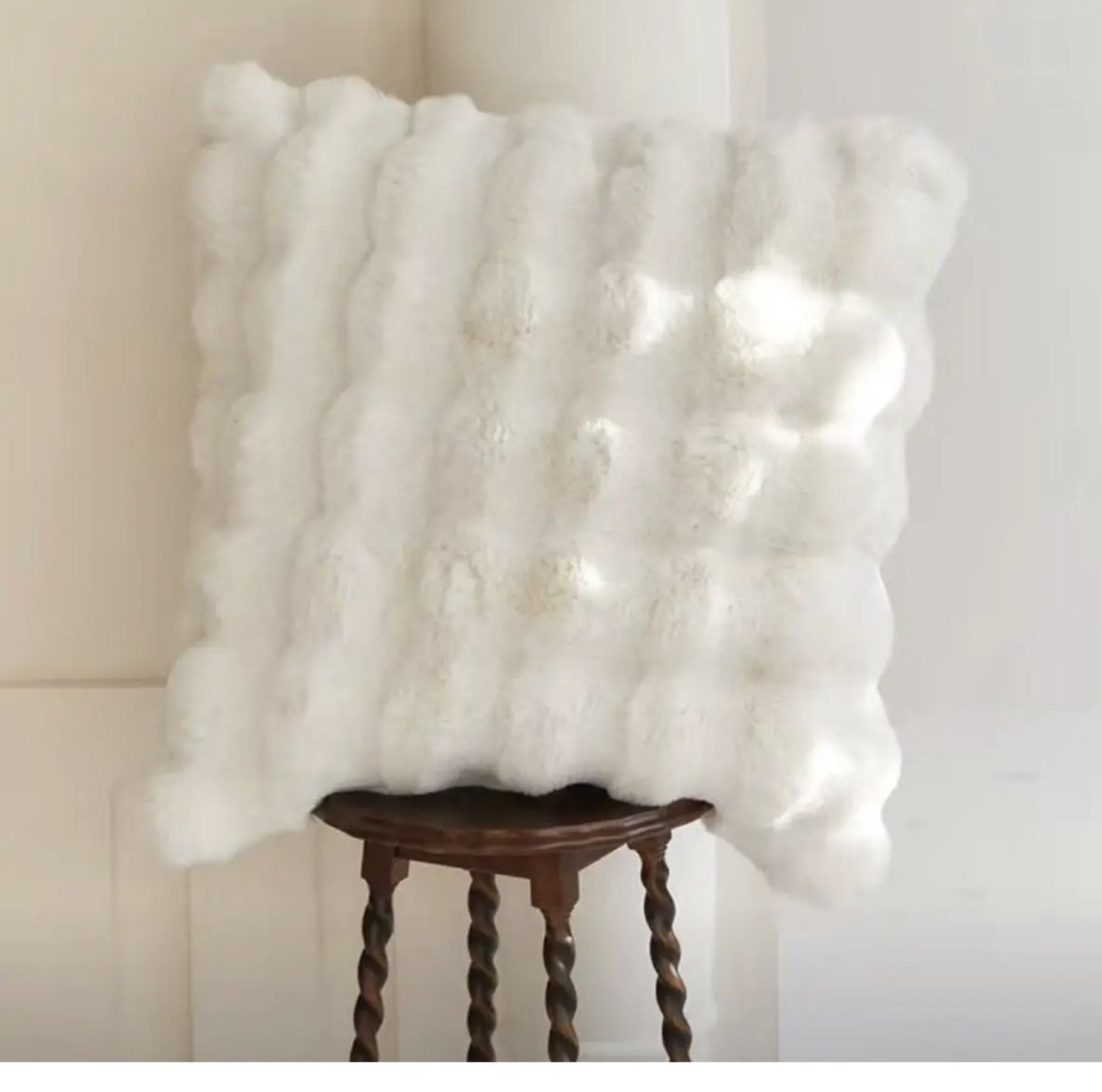 وسادة من الفرو الأبيض الاصطناعي