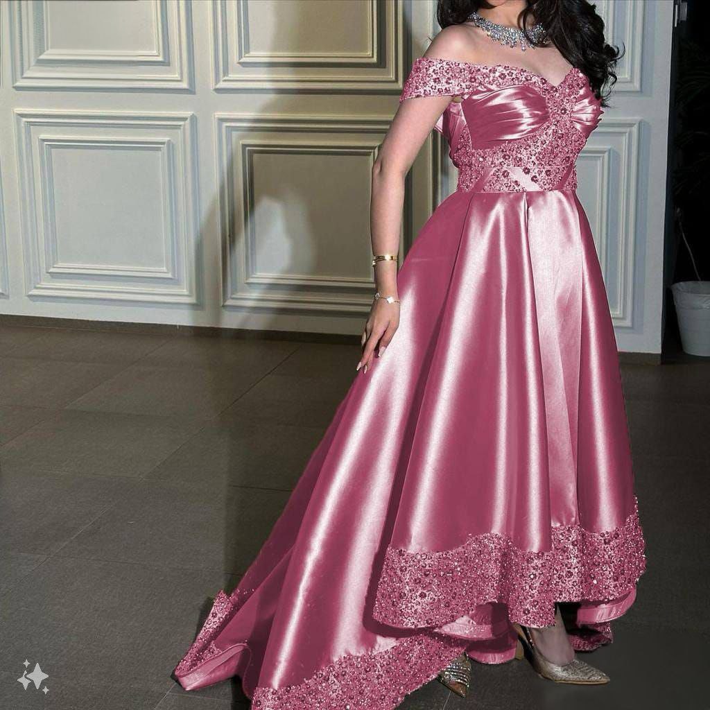 فستان سهرة فخم باللون الوردي المصنوع من الساتان مع تفاصيل الدانتيل
