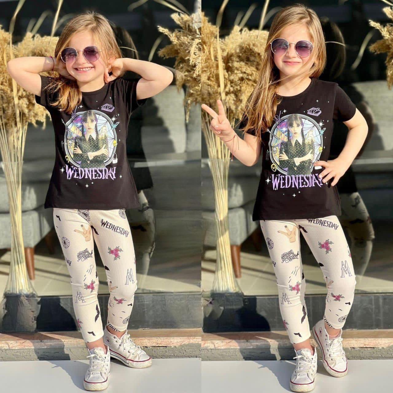 مجموعة عصرية تتكون من تي شيرت بطبعة "ويينسداي" وسروال مزخرف