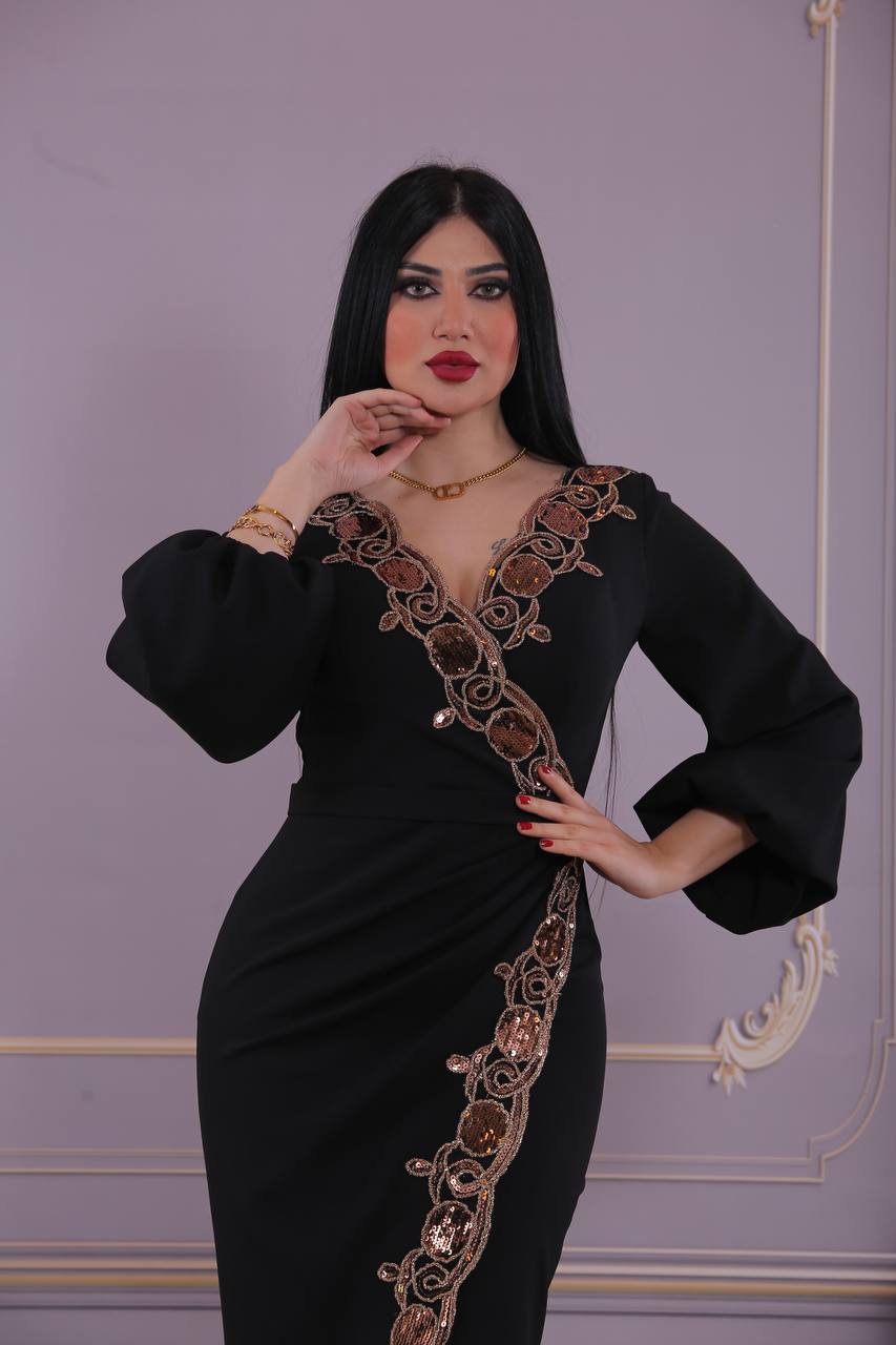فستان سهرة  مزين بتطريز ذهبي