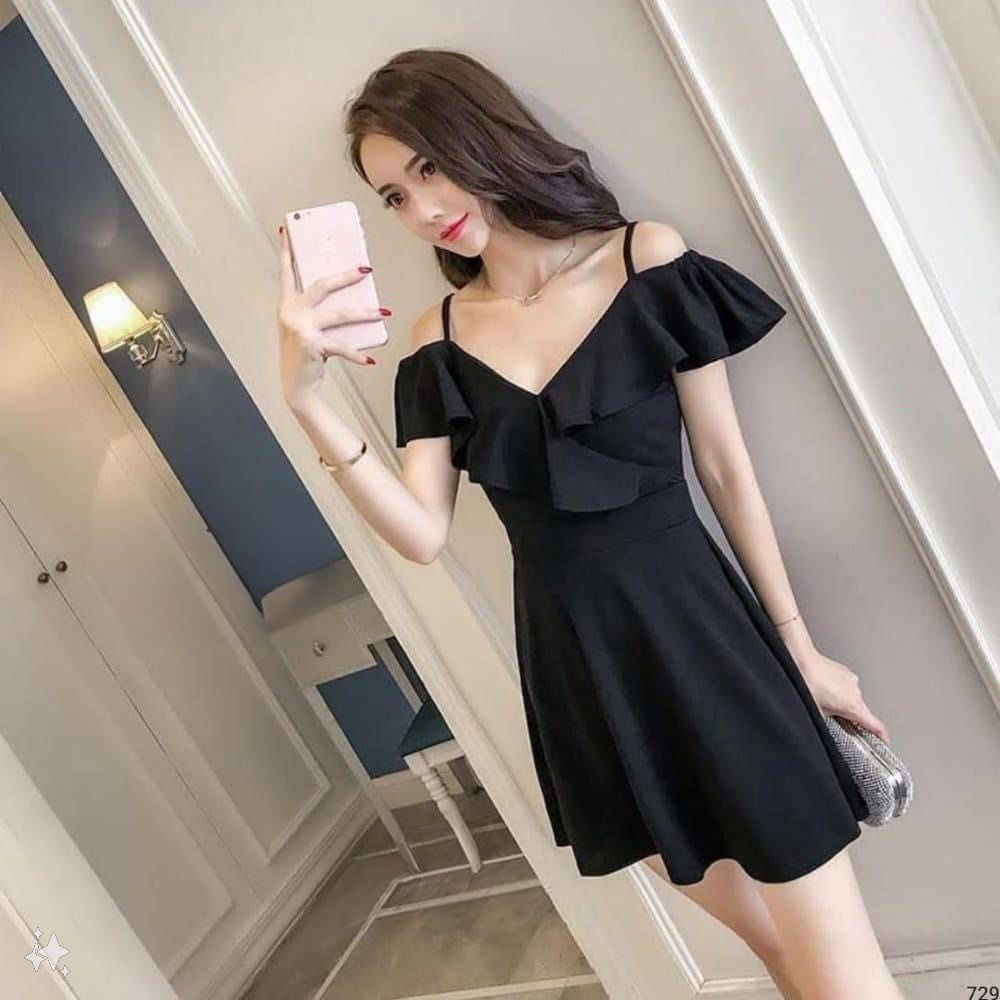 فستان نسائي أسود بكتف مكشوف وتفاصيل ضفائر