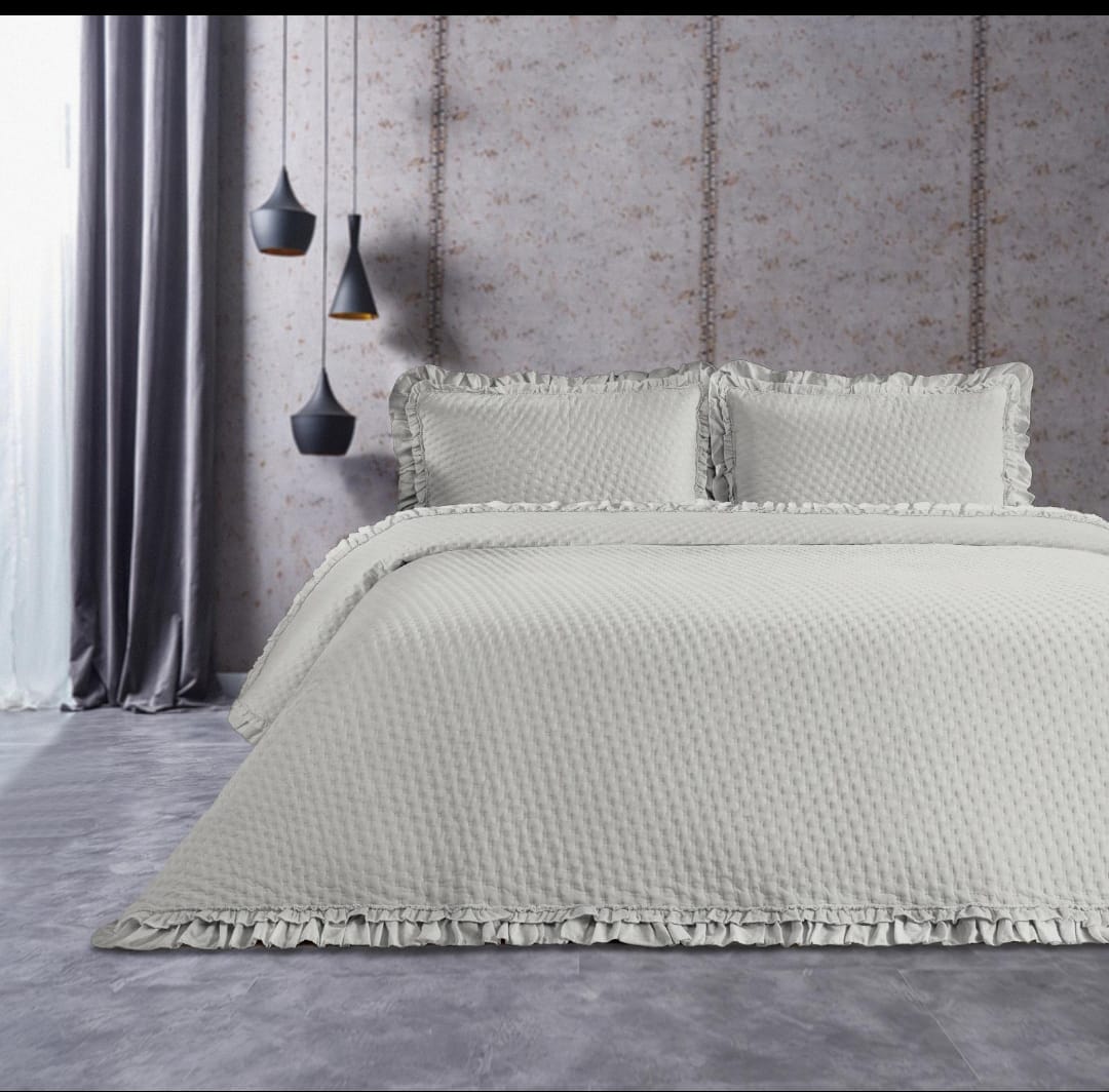 طقم مفروشات أنيق مع تفاصيل مضفورة.