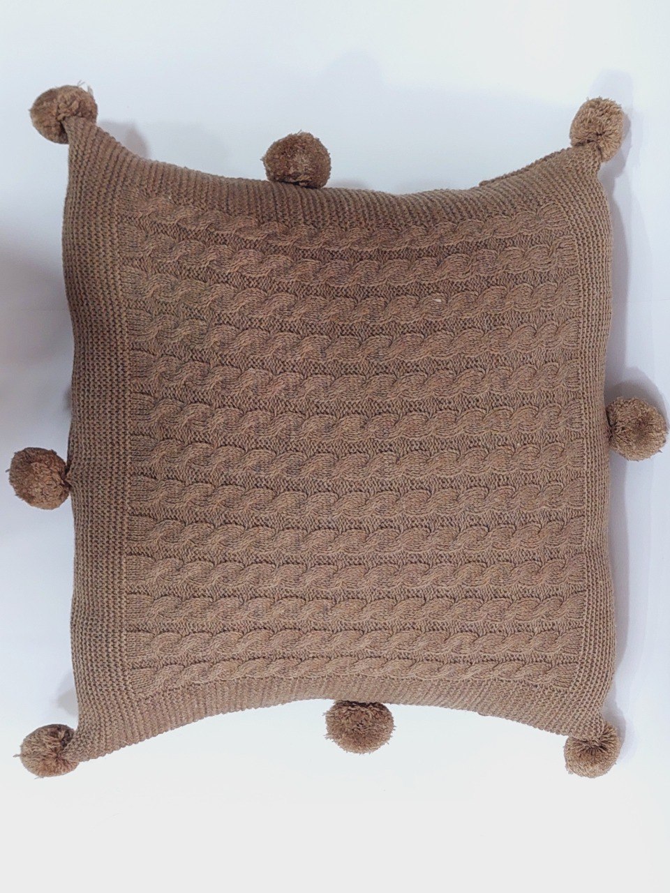 وسادة بنية محبوكة مع كرات pompoms