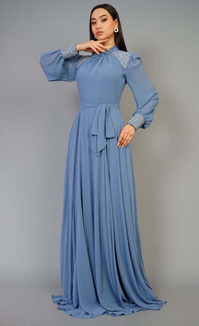 فستان ستان أزرق فاتح أنيق بحركة على الأكمام وربطة على الخصر