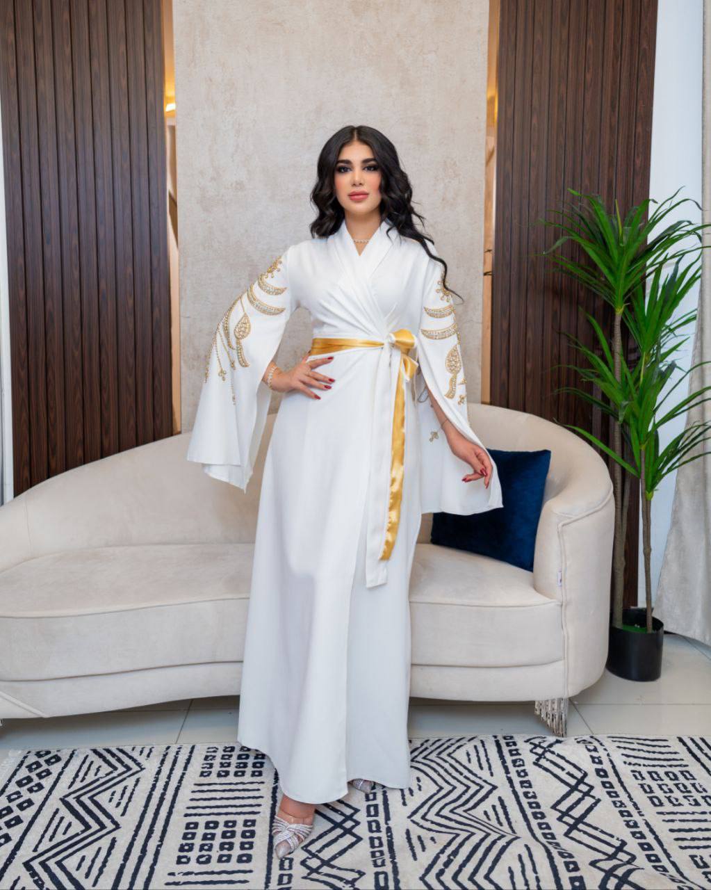 عباية نسائية مزخرفة بأكمام واسعة وحزام ذهبي