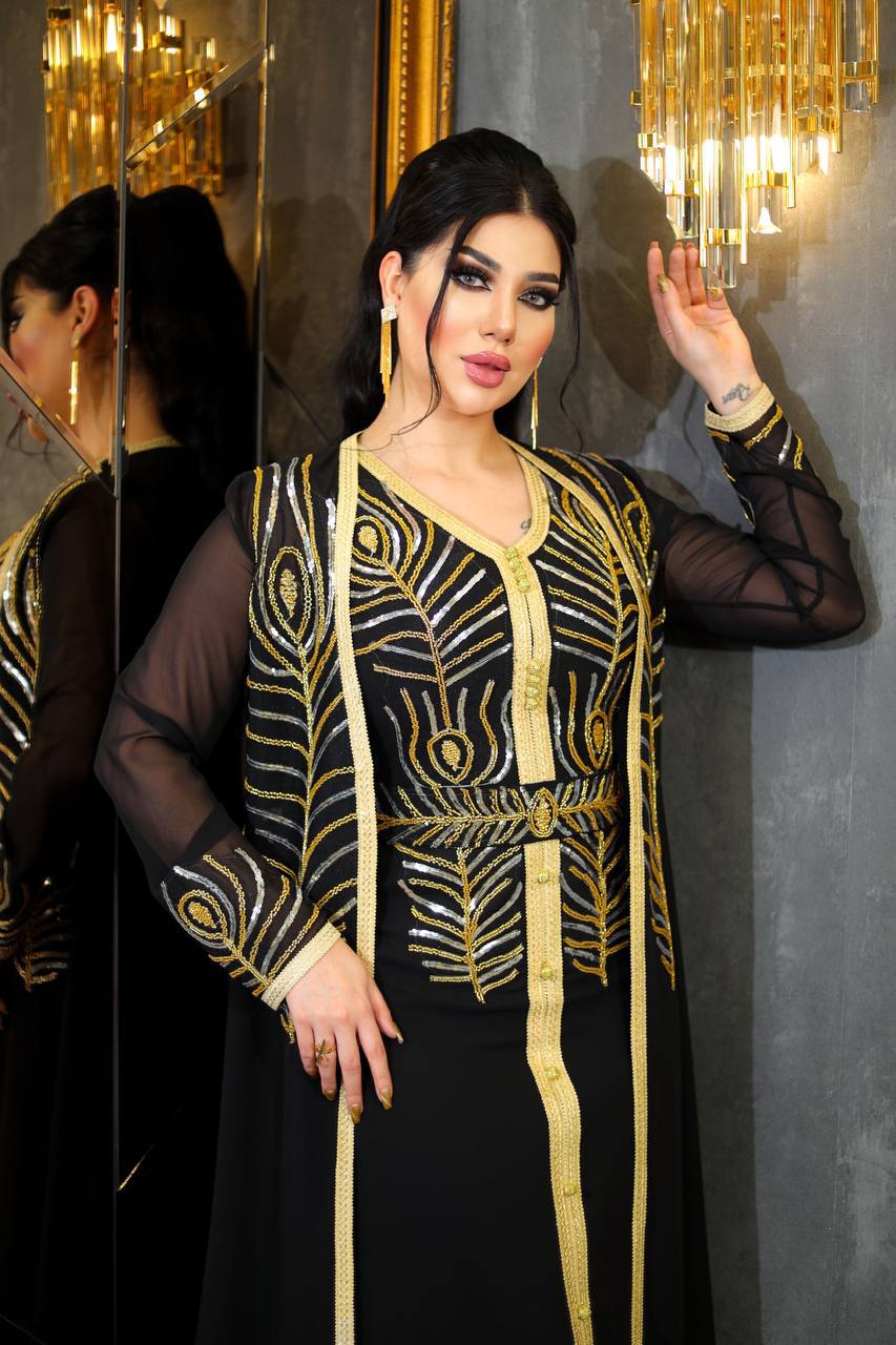 فستان سهرة بتطريز ذهبي
