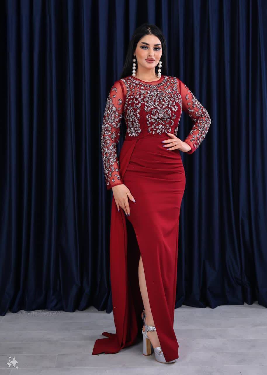 فستان سهرة مزين بالتطريز مع أكمام طويلة