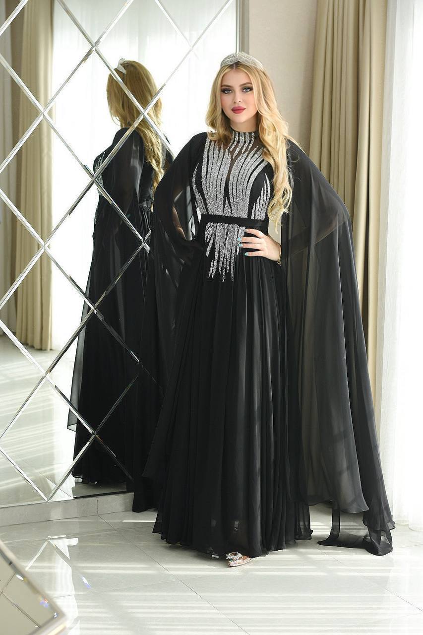 فستان سهرة مزين بتفاصيل فضية