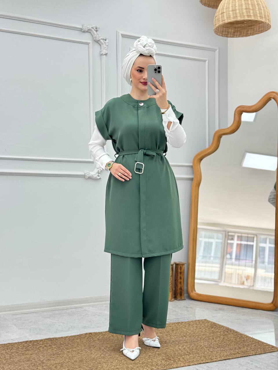 سترة وبنطلون بحزام