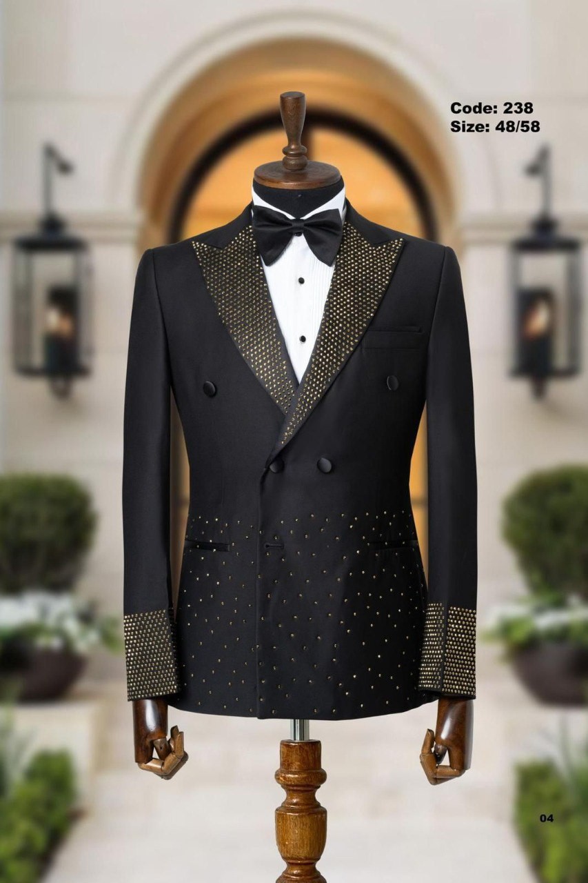 بدلة توكسيدو أسود أنيقة مع تفاصيل ذهبية