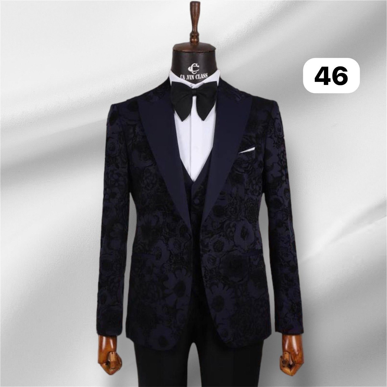 بدلة توكسيدو مزخرفة أنيقة