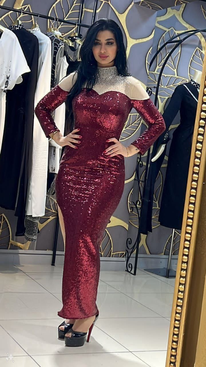 فستان سهرة بفتحة عالية مزين بالترتر